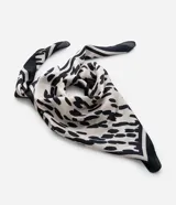 Pañuelo cuadrado de satén con estampado de manchas contrastantes.
