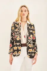 Blazer con estampado abstracto en tonos marrones, rojos y blancos, confeccionado en seda y viscosa con forrería de jacquard a tono.