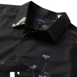 Camisa negra de manga corta con estampado de flores y corte clásico.