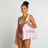 Bolso tipo tote bag grande, color crudo con rayas verticales rosas y la palabra "SUMMER" estampada en azul.