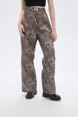 Pantalón ancho de algodón con estampado animal print en tonos marrones y cintura elastizada.