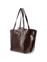Cartera shopper grande de cuero marrón con textura tipo cocodrilo, doble asa de hombro y cierre superior con lazo.