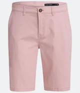 Bermuda masculina de corte slim, confeccionada en sarga lisa color blanco. Cuenta con bolsillos laterales, cierre con botón y cremallera, y trabillas para cinturón.