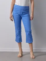 Pantalón capri azul de algodón. Delantera con bolsillos simulados, trasera con bolsillos aplicados. Pretina ancha elastizada, corte recto. Ruedo con aplique entrelazado, tachas y terminación desflecada.
