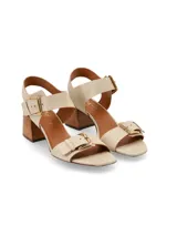 Sandalias de cuero color marrón con hebillas metálicas doradas y taco de madera.