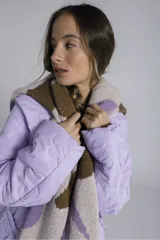 Campera capitoneada lila con cierre frontal y cuello XL.