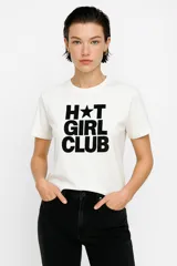 Remera blanca de algodón con estampado frontal con la frase "Ibiza is cheaper than therapy" en color bordó.