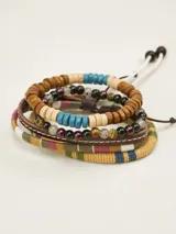 Set de pulseras con cuentas de madera y piedras de colores, unidas por cordón elástico.