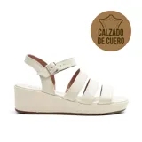 Sandalias de cuero color crudo con plataforma y tiras horizontales.