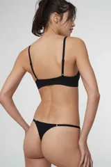Soutien sin aro confeccionado en suave microfibra rib, con escote de puntilla y cierre en la espalda con broche ajustable.