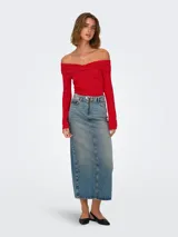 Top rojo con hombros descubiertos, mangas largas y detalle de lazo decorativo.