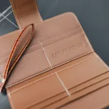 Billetera marrón con textura símil cocodrilo, con espacio para tarjetas y monedero con cierre.