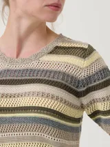 Remera de calado rayado con cuello redondo y manga corta. Confeccionada en algodón orgánico con lurex.