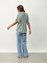 Blusa blanca de mangas cortas con escote redondo y lazos.