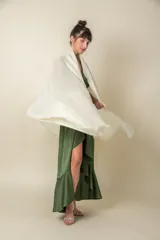 Chal italiano color champagne con hilos plateados y terminación de flecos.