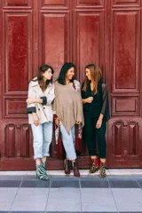 Botín de cuero con estampado de piel de serpiente en tonos marrón y rojo, con elásticos laterales plateados y tacón cuadrado.