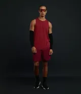 Musculosa deportiva color bordó, sin mangas y cuello redondo.