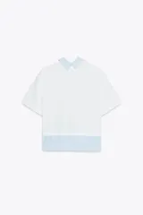 Camiseta blanca de cuello redondo con solapa combinada a contraste de rayas celestes. Manga corta. Bajo con tejido combinado de rayas celestes. Cierre en espalda con abertura y botón.