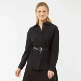 Camisa negra con bordado inglés, corte estándar, cuello clásico y cierre frontal con botones.