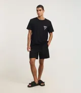 Bermuda masculina confeccionada en tejido ripstop negro. Posee cintura elástica, cordón para ajuste, bolsillos y etiqueta aplicada.