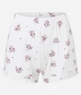 Conjunto de pijama short doll confeccionado en viscosa. Incluye una blusa de manga corta con detalles en contraste y un short con cintura elástica y estampado floral.