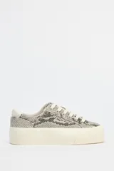 Zapatillas deportivas con estampado animal, suela con plataforma y cierre mediante cordones.