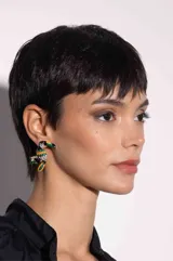 Aros colgantes con forma de tucán con detalles de strass de colores.