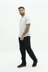 Pantalón cargo color beige, sin puños, con cuatro bolsillos con botón y pasa cintos.