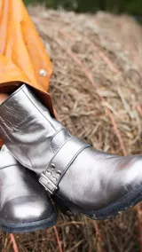 Bota corta de cuero color peltre, con hebilla lateral y suela track.