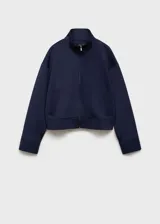 Chaqueta bomber azul marino con diseño crop, cuello alto, cierre delantero con cremallera, dos bolsillos laterales, diseño recto, oversize y manga larga.