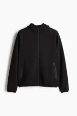 Campera deportiva negra con capucha, cierre frontal y bolsillos con cierre. Confeccionada en tejido funcional efecto neopreno con tecnología DryMove™ que ayuda a absorber el sudor. Modelo de manga raglán con elástico fino en puños y bajo.