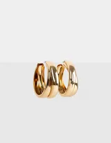 Aros tipo argolla dorados con doble arandela de metal.