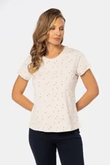 Remera color beige con estampado de flores pequeñas en azul, de cuello redondo y mangas cortas.