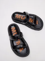 Sandalias blancas con doble tira ancha y plataforma negra.