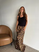 Pollera larga de fibrana, color negro con estampado de lunares blancos. Presenta cintura elástica y corte amplio.