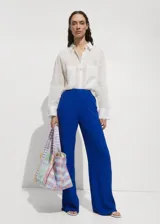 Pantalón de vestir azul eléctrico, de corte recto y tejido con textura. Presenta cintura elástica.