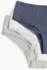 Pack de cinco bombachas de algodón en colores azul, celeste, gris y blanco, con ribetes de encaje.
