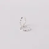 Aros tipo argolla de plata 925 con diseño trenzado.
