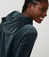Campera deportiva gris de plush con capucha, cierre frontal y bolsillos laterales.