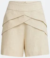 Short color beige confeccionado en viscolino con detalle de pliegues diagonales y cierre de cremallera.
