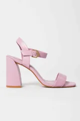 Sandalias de tacón alto color lila, con tira delantera y tobillera con hebilla dorada.
