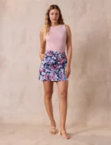 Falda estampada con pretina ancha elastizada, bolsillos delanteros y short interno.