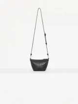Bandolera negra de cuero vacuno con correa regulable y cadena metálica ornamental. Interior forrado en cuero vacuno con bolsillo interno con cierre.