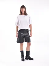 Remera blanca con rayas horizontales rojas, de corte holgado y mangas cortas.
