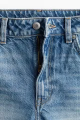Short de jean celeste de tiro alto, con cinco bolsillos y cierre con botón.