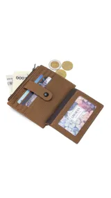 Tarjetero negro de símil cuero con presilla frontal y capacidad para 11 tarjetas. Incluye un visor transparente y un bolsillo con cierre para monedas o billetes.