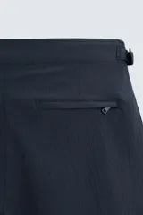 Short de baño celeste de tejido técnico con cintura elástica ajustable con cordón interior y trabillas laterales. Tiene bolsillos frontales y bolsillo trasero con cierre de cremallera. Cuenta con forro interior y cierre frontal con cremallera y botón a presión oculto.