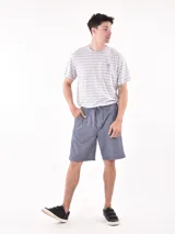 Bermuda de hombre color azul con cintura elastizada y cordón ajustable.