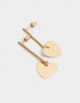 Aros colgantes dorados con forma de corazón.