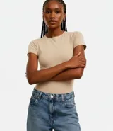 Body femenino de manga corta, color rojo vibrante, con cuello redondo y ajuste ceñido al cuerpo.